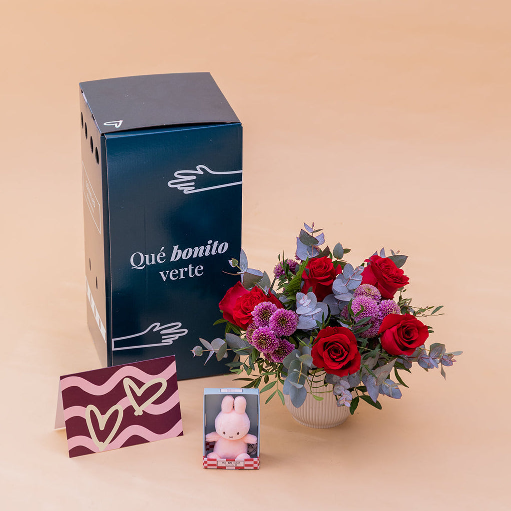 O amor está no ar – Ramo de flores com chocolate e bloco de notas