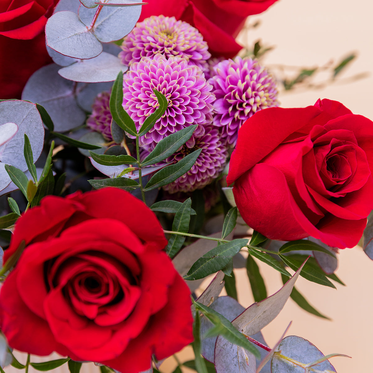 O amor está no ar – Ramo de flores com chocolate e bloco de notas