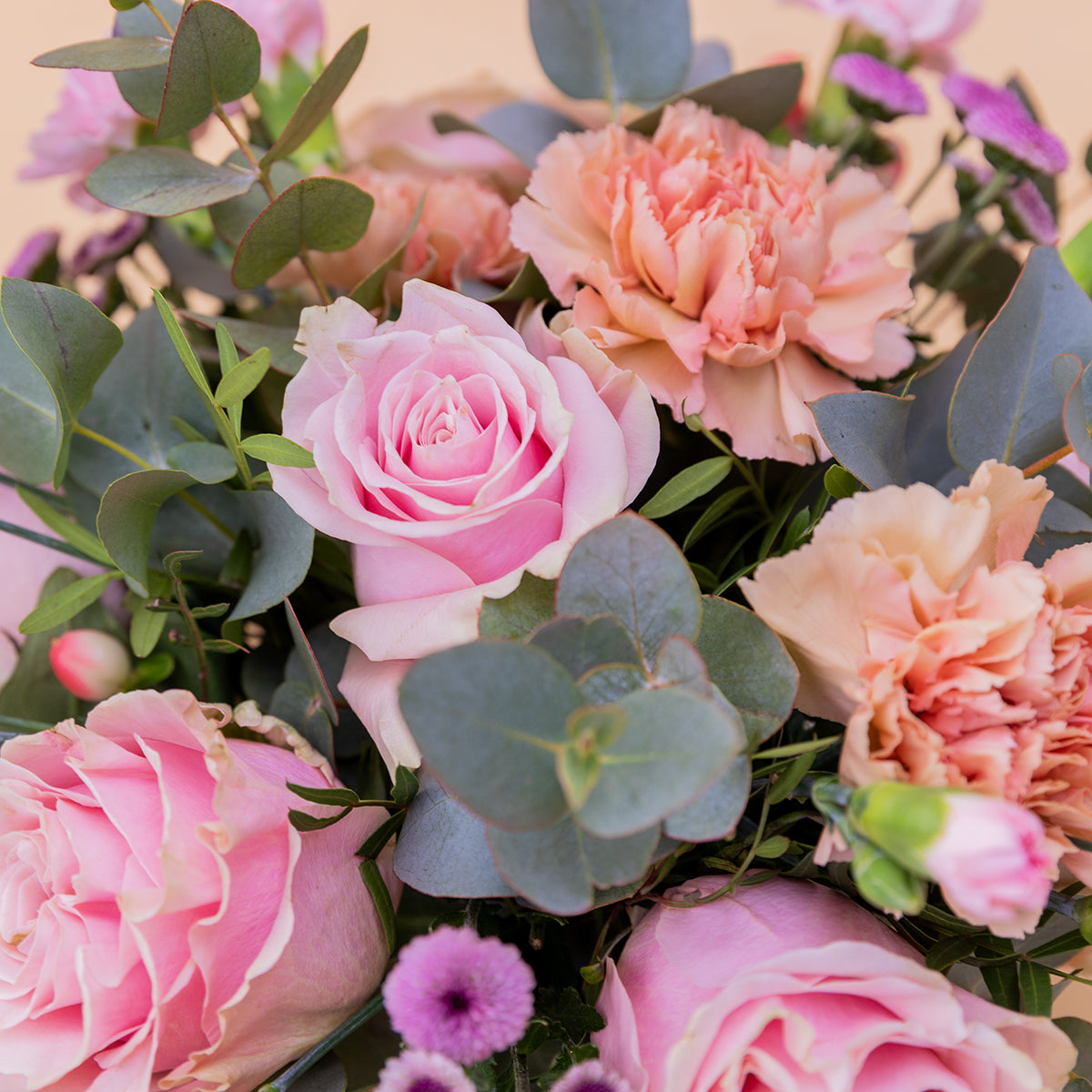 O amor está no ar – Ramo de flores com chocolate e bloco de notas