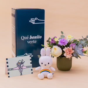 O amor está no ar – Ramo de flores com chocolate e bloco de notas