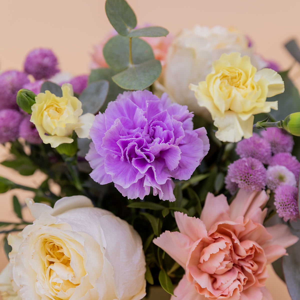 O amor está no ar – Ramo de flores com chocolate e bloco de notas