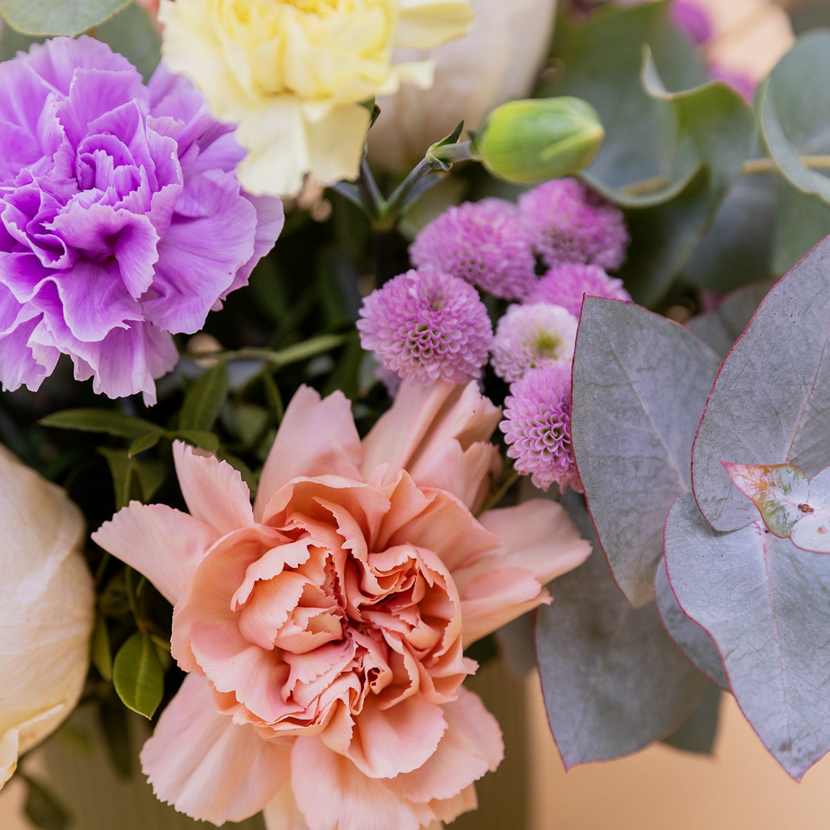O amor está no ar – Ramo de flores com chocolate e bloco de notas