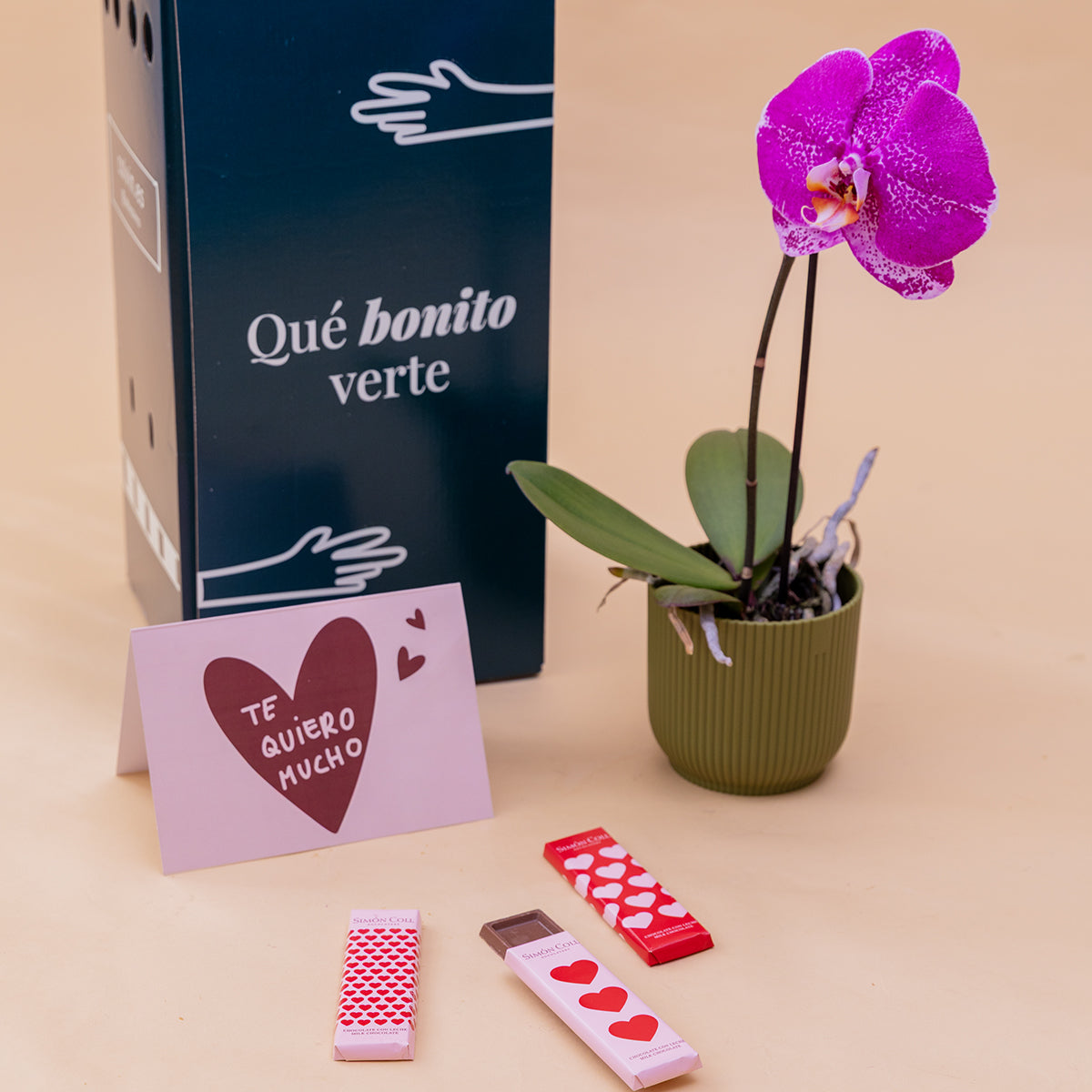 O amor está no ar – Ramo de flores com chocolate e bloco de notas