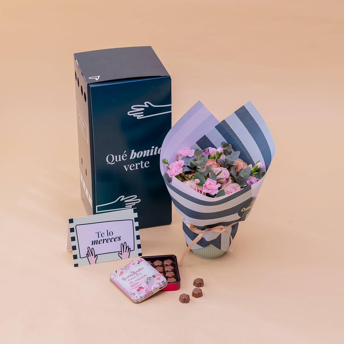 O amor está no ar – Ramo de flores com chocolate e bloco de notas