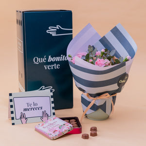 O amor está no ar – Ramo de flores com chocolate e bloco de notas