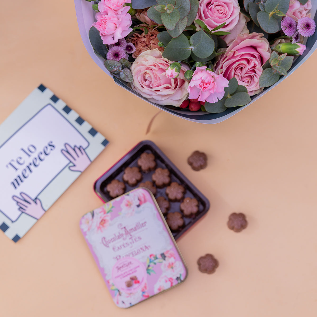 O amor está no ar – Ramo de flores com chocolate e bloco de notas