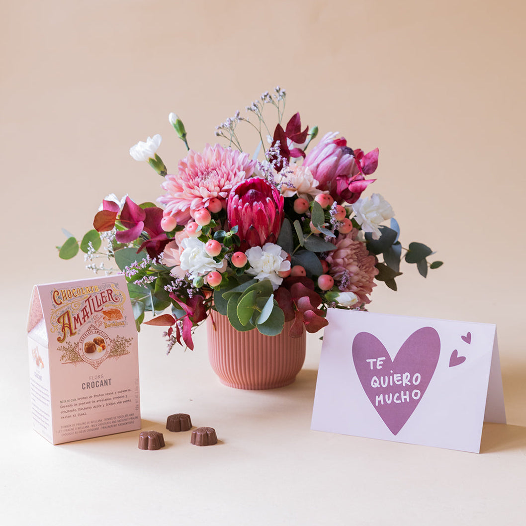 Arranjo de protea com chocolates e cartão.
