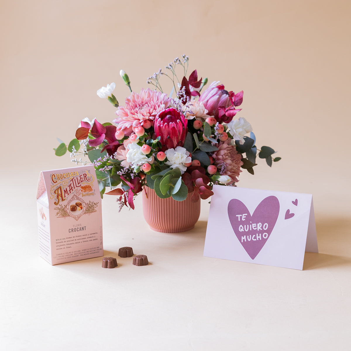 Arreglo de Proteas con Bombones y Tarjeta