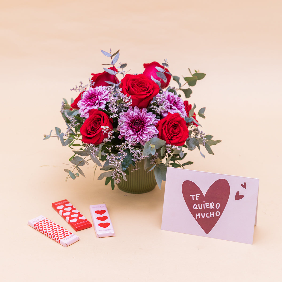 Arreglo de Rosas rojas con Chocolatinas y Tarjeta