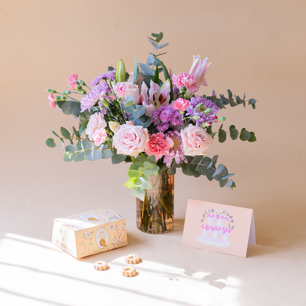 Ramo de Flores Rosas com Biscoitos e Cartão