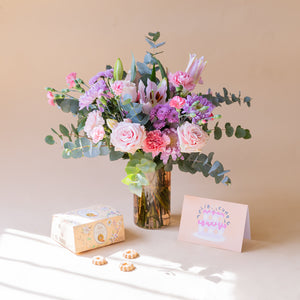 Ramo de Flores Rosas com Biscoitos e Cartão