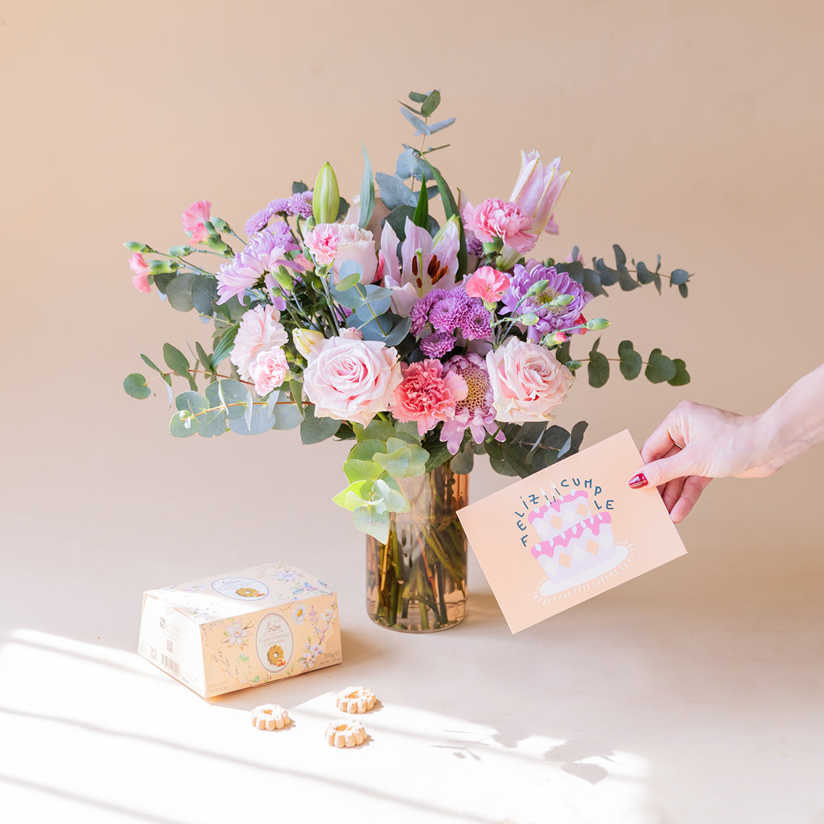Ramo de Flores Rosas com Biscoitos e Cartão