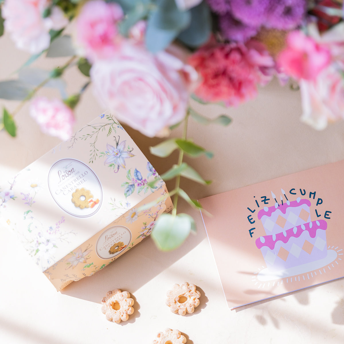 Ramo de Flores Rosas com Biscoitos e Cartão