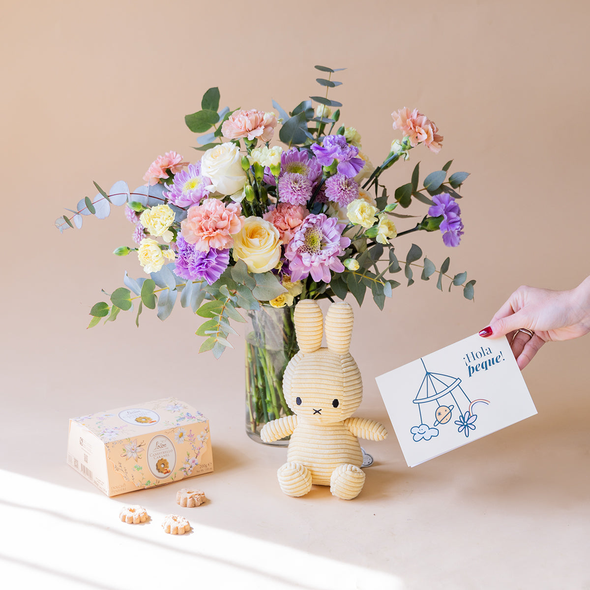 Ramo de Flores Pastel com Peluche, Bolachas e Cartão