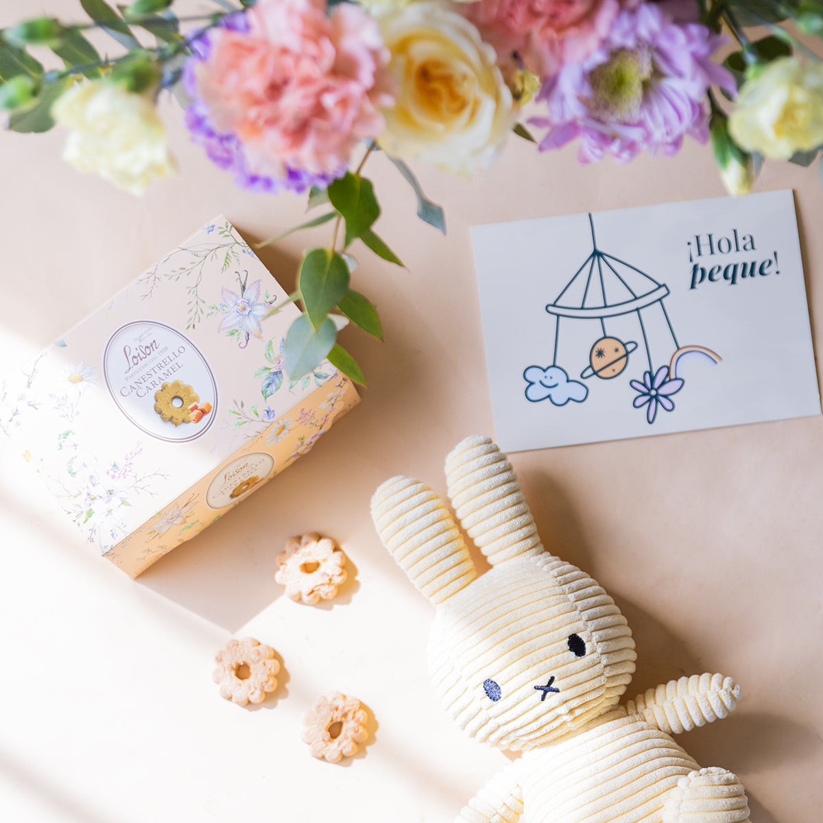 Ramo de Flores Pastel com Peluche, Bolachas e Cartão