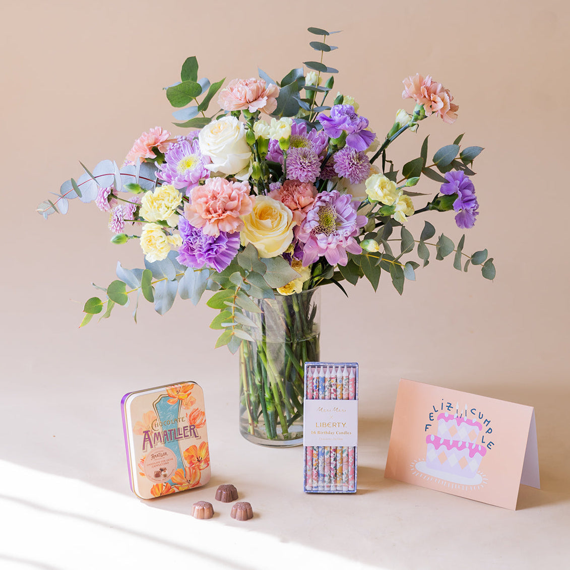 Ramo de Flores Pastel com Velas, Bombons e Cartão
