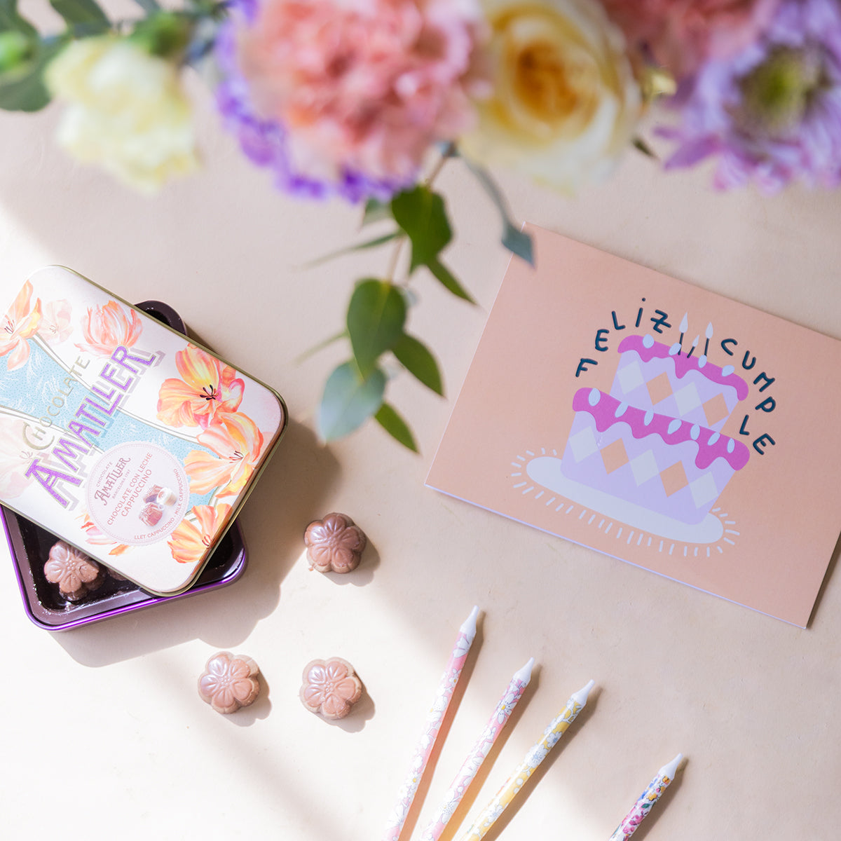 Ramo de Flores Pastel com Velas, Bombons e Cartão