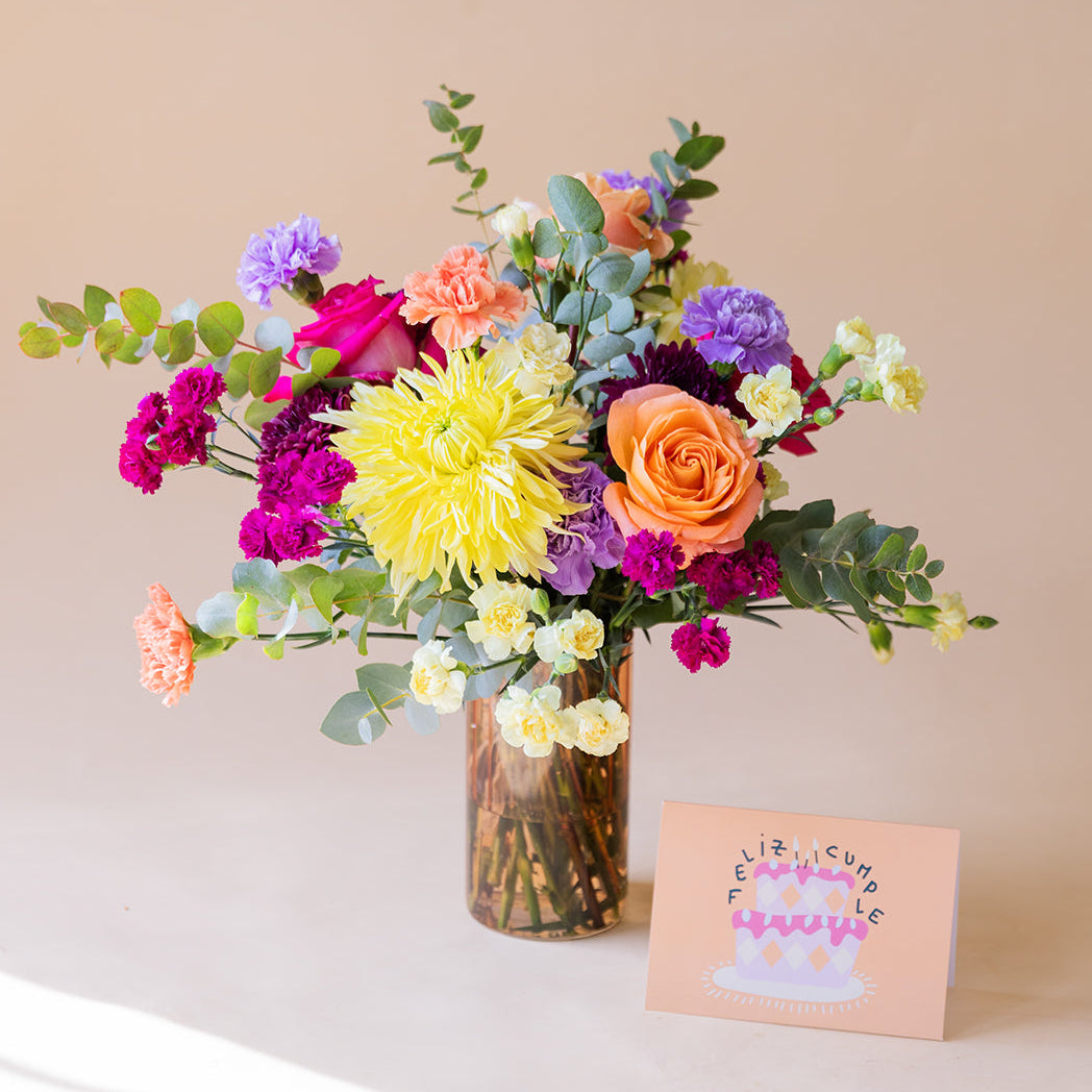 Ramo de Flores Coloridas com Jarra e Cartão