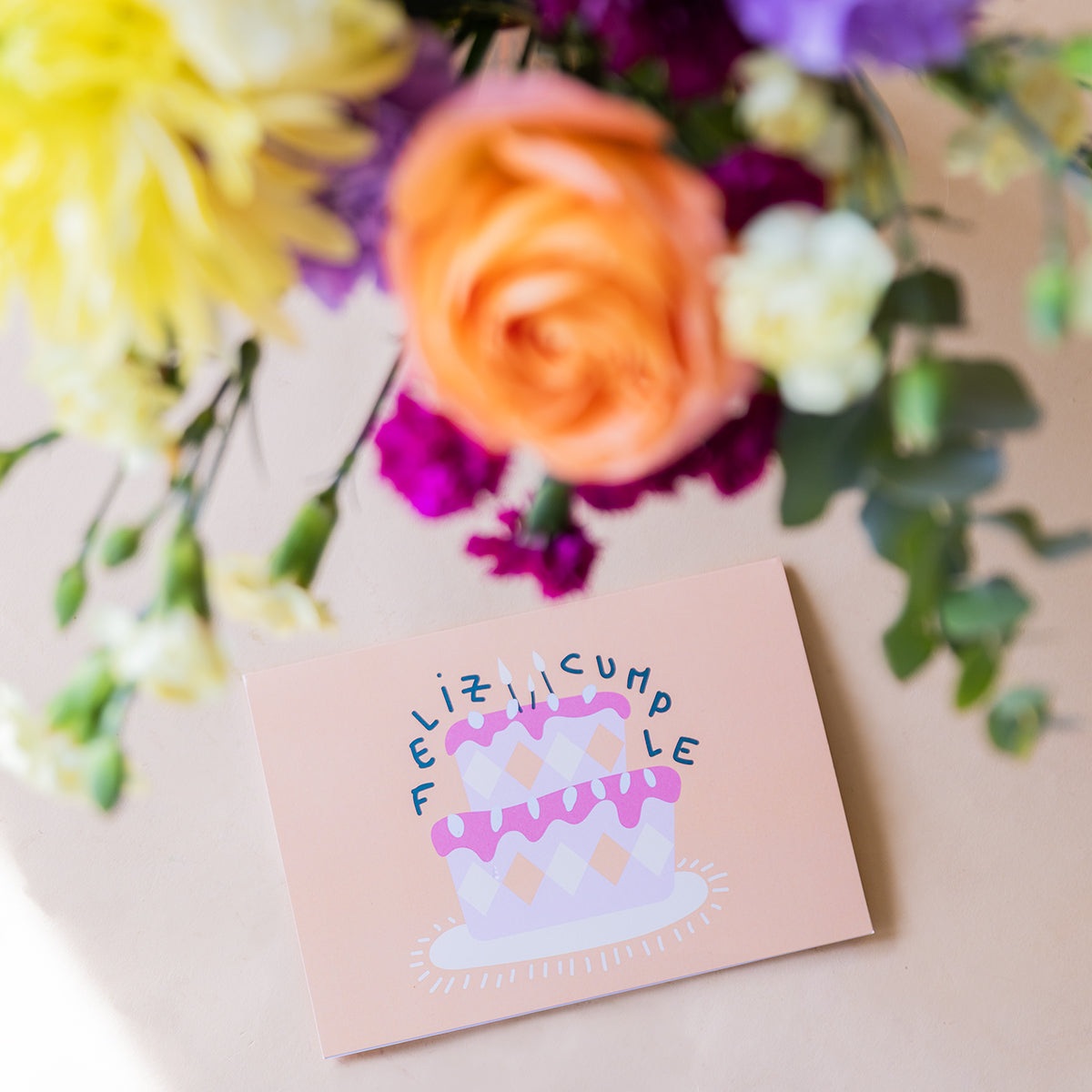 Ramo de Flores Coloridas com Jarra e Cartão