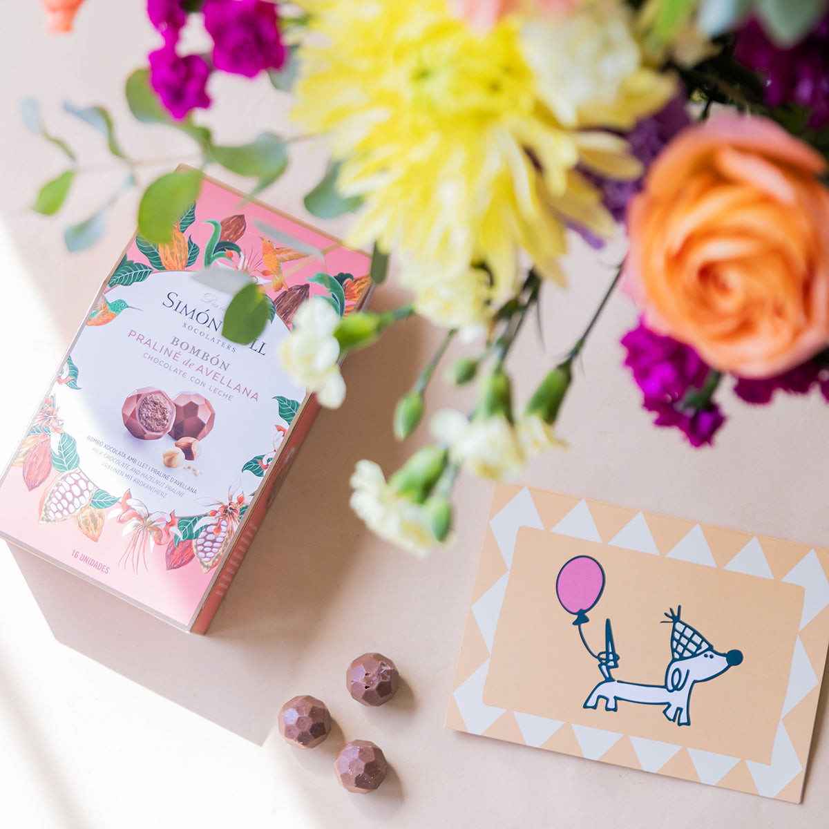 Ramo de Flores Coloridas com Bombons e Cartão