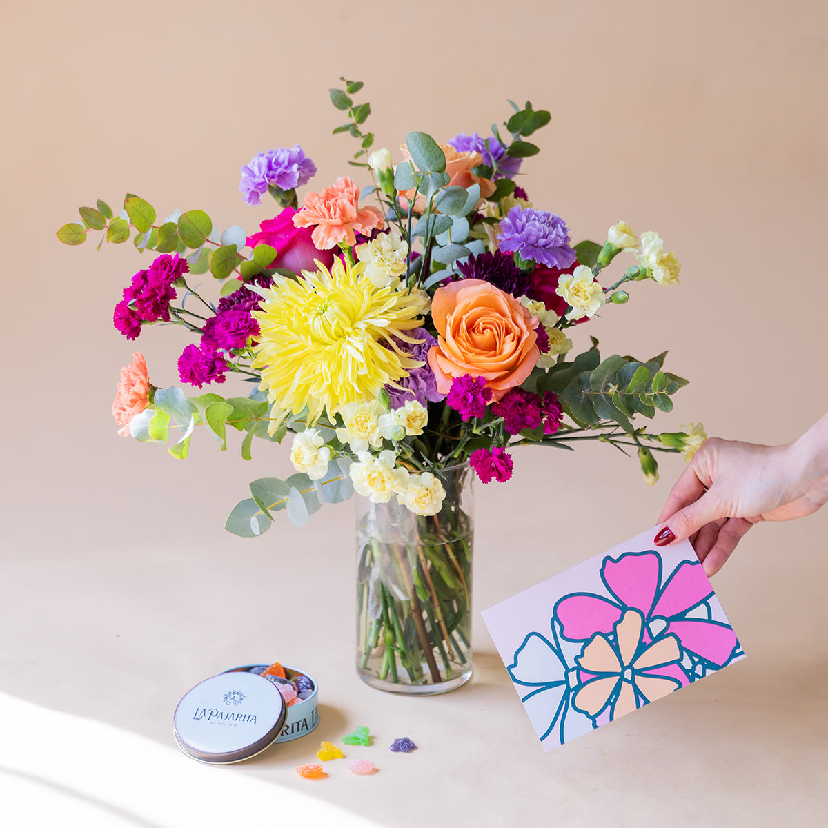 Ramo de Flores Coloridas con Caramelos y Tarjeta