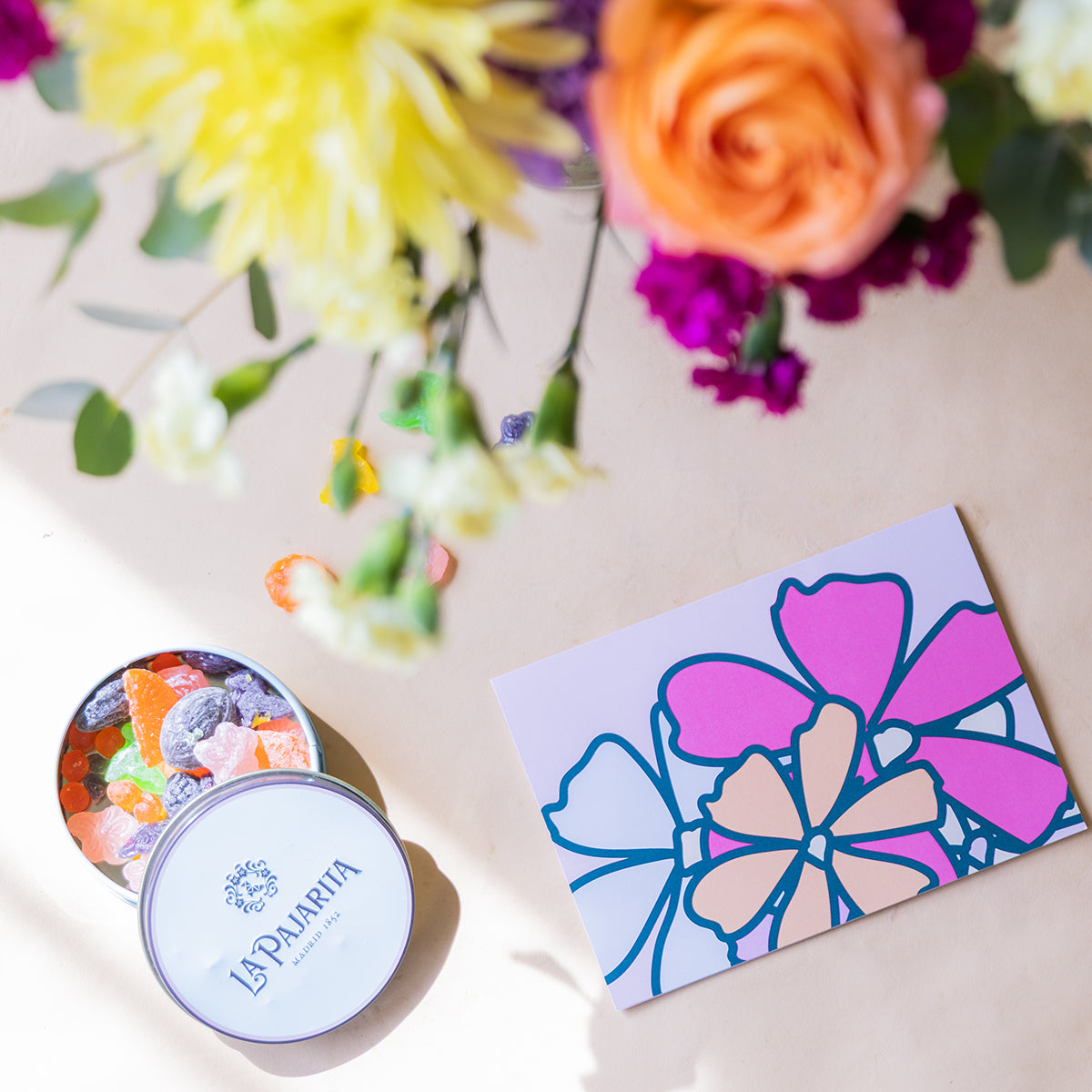 Ramo de Flores Coloridas con Caramelos y Tarjeta