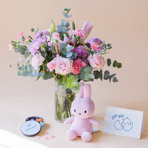 Ramo de flores rosas con peluche, caramelos y tarjeta