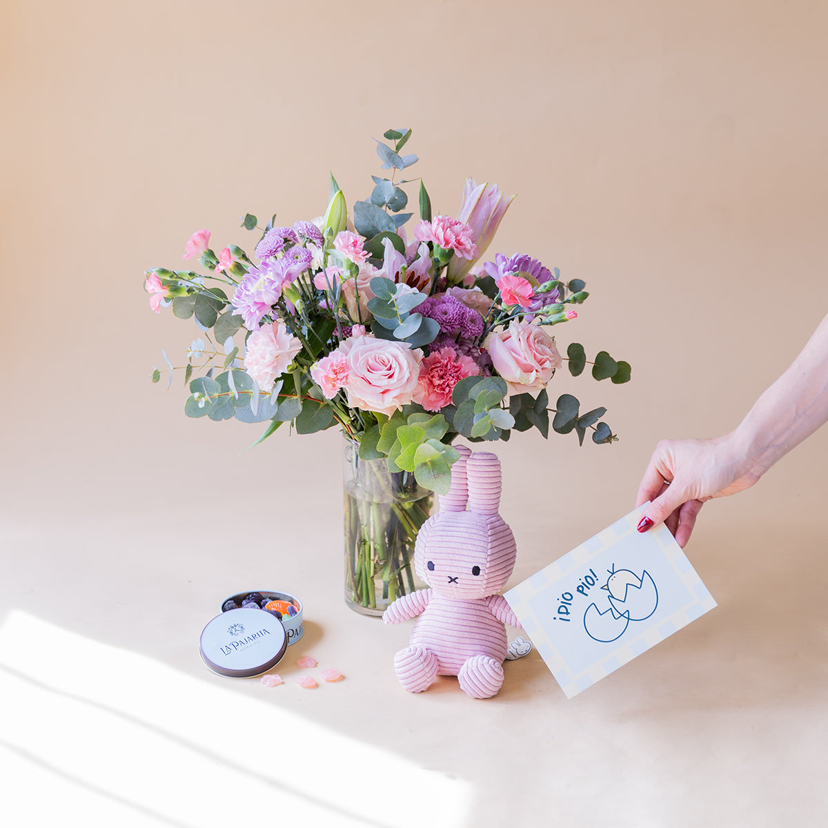 Ramo de flores rosas con peluche, caramelos y tarjeta