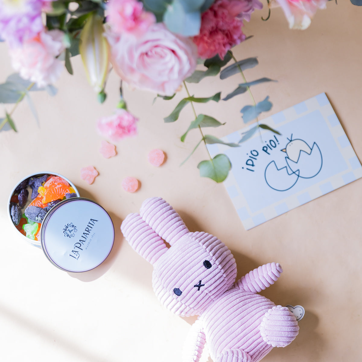 Ramo de Flores Rosas con Peluche, Caramelos y Tarjeta