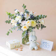 Ramo de flores blancas con peluche, galletas y tarjeta