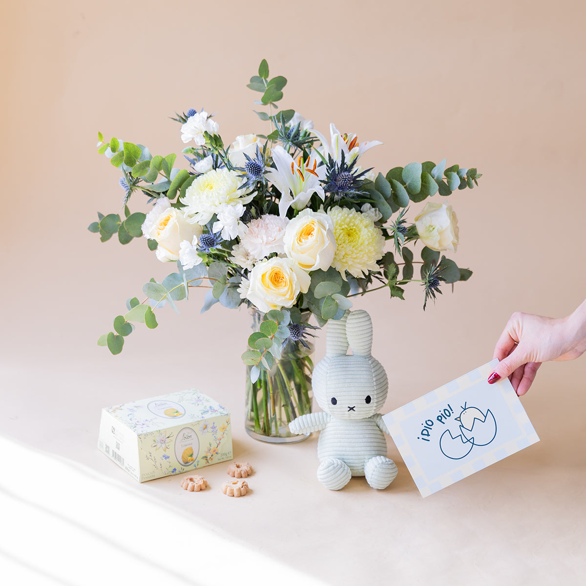 Ramo de flores blancas con peluche, galletas y tarjeta