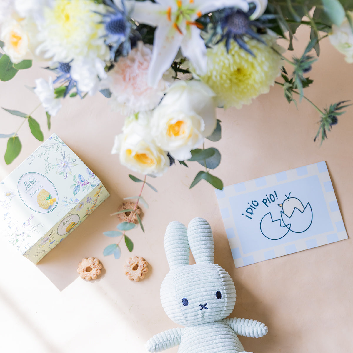 Ramo de Flores Blancas con Peluche, Galletas y Tarjeta