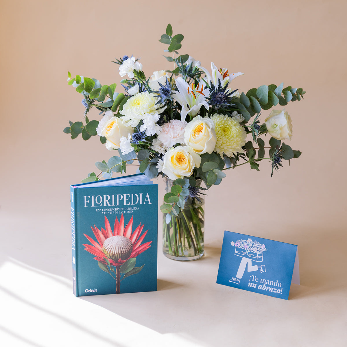 Ramo de Flores Blancas con Libro Floripedia y Tarjeta