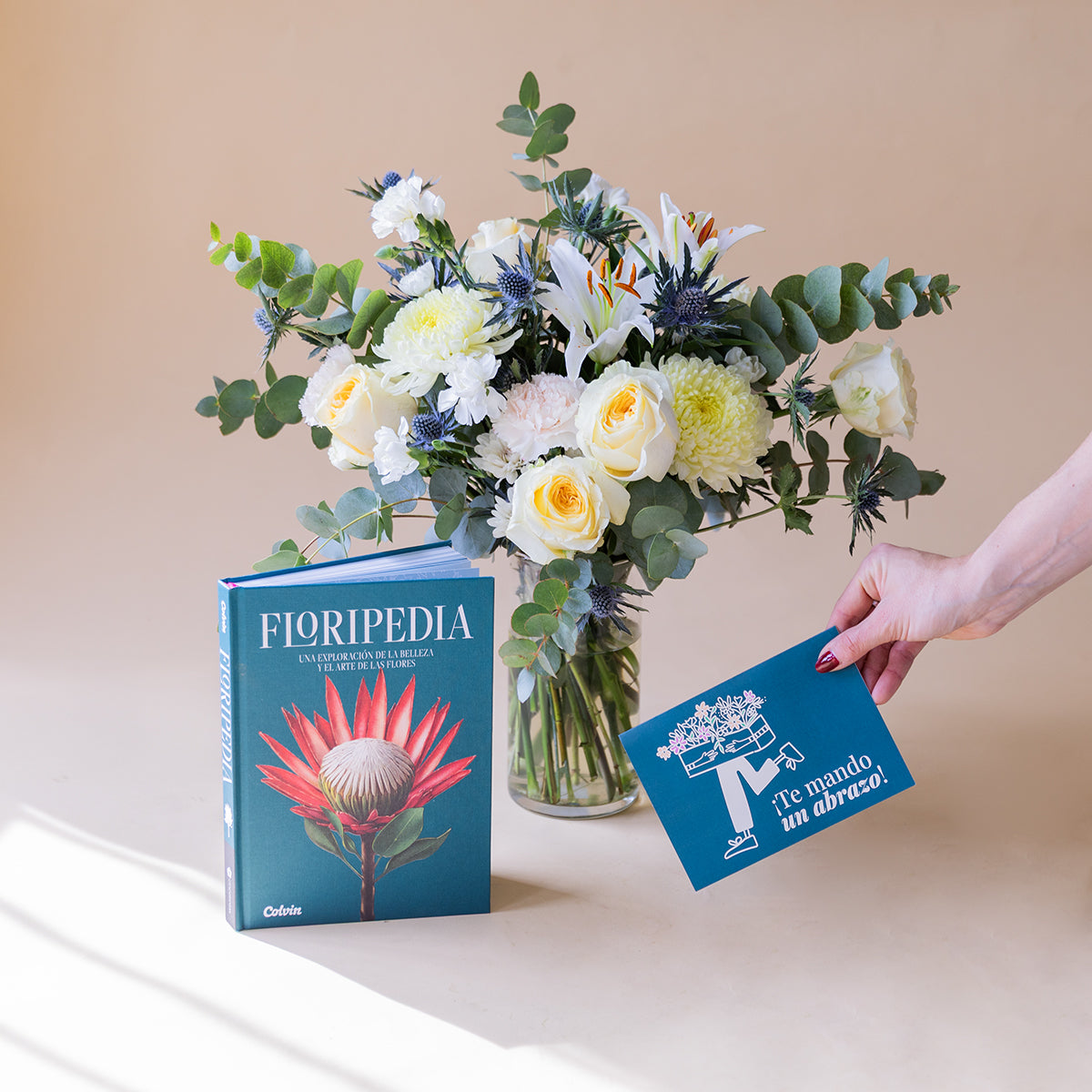 Ramo de Flores Blancas con Libro Floripedia y Tarjeta