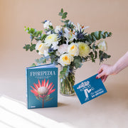Ramo de Flores Blancas con Libro Floripedia y Tarjeta