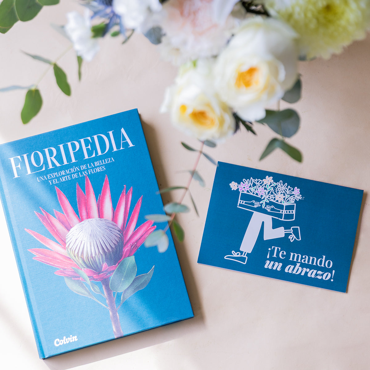 Ramo de Flores Blancas con Libro Floripedia y Tarjeta