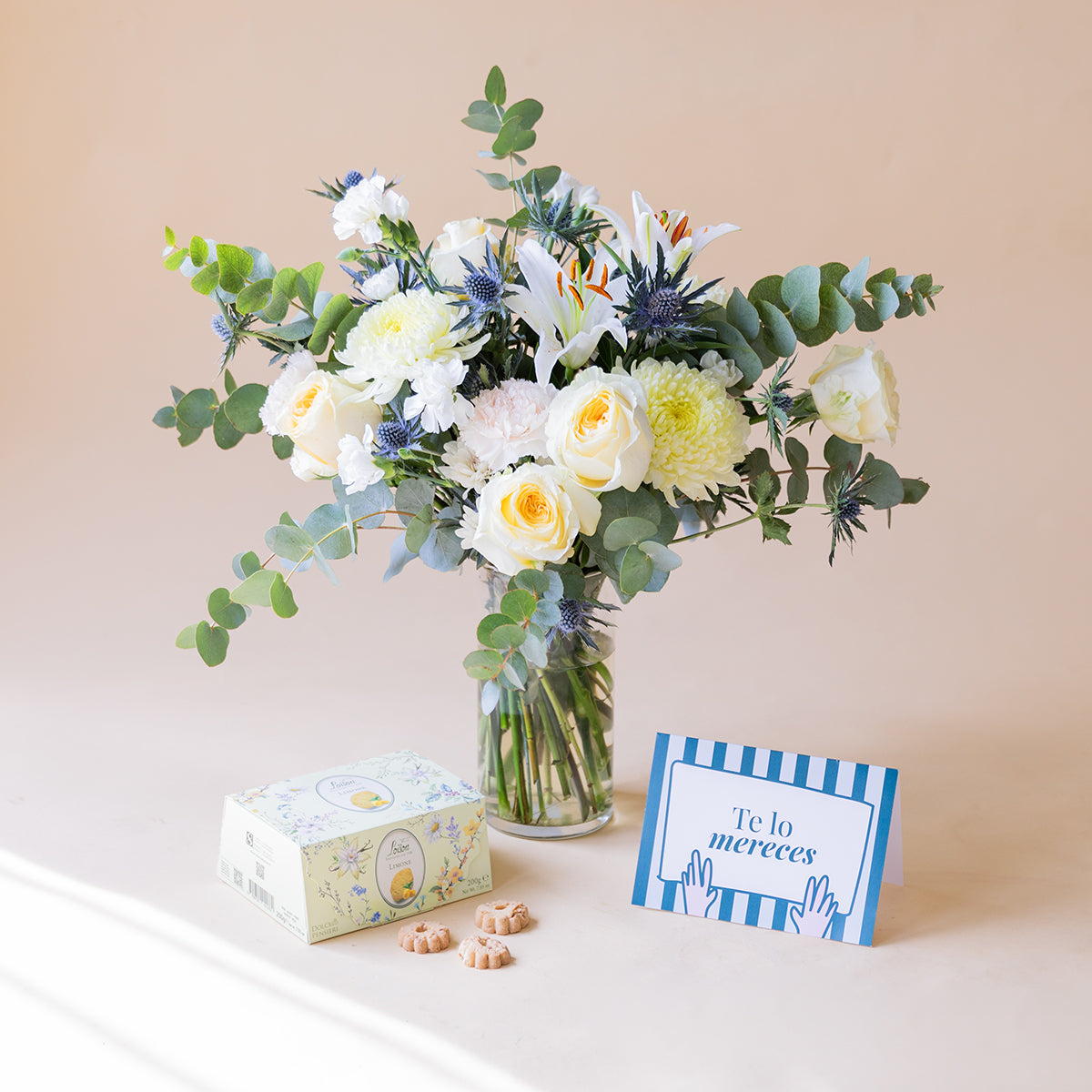 Ramo de flores blancas con galletas y tarjeta