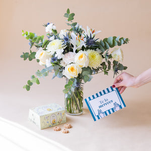 Ramo de flores blancas con galletas y tarjeta