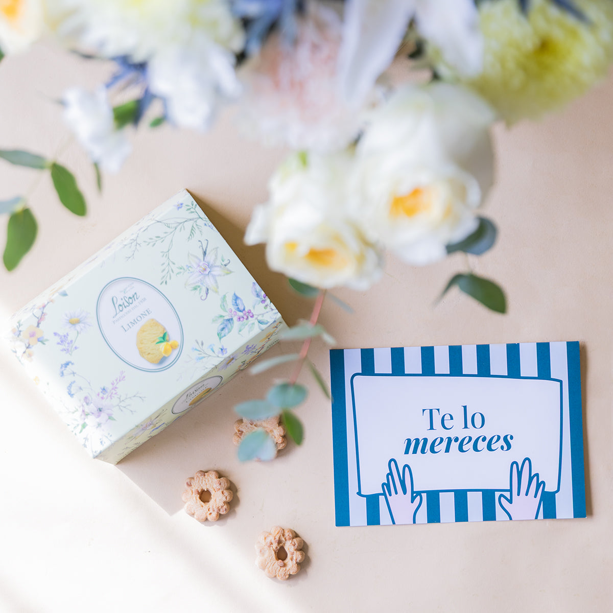 Ramo de Flores Blancas con Galletas y Tarjeta