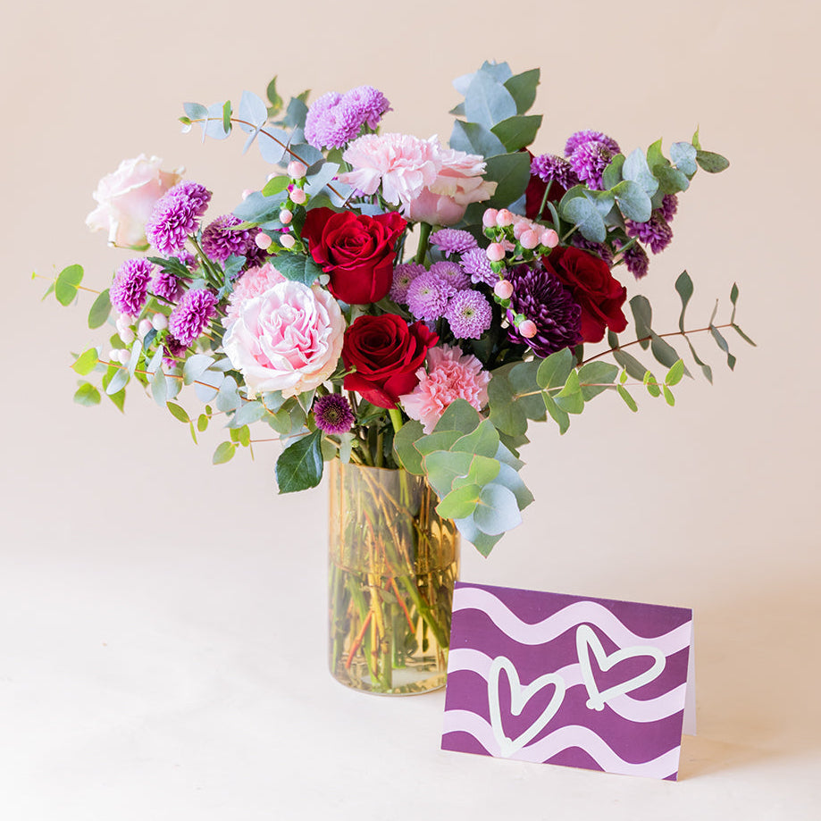 Ramo de Flores Rojas con Jarrón y Tarjeta