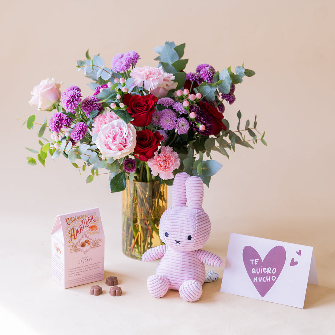 Ramo de Flores Rojas con Peluche, Bombones y Tarjeta