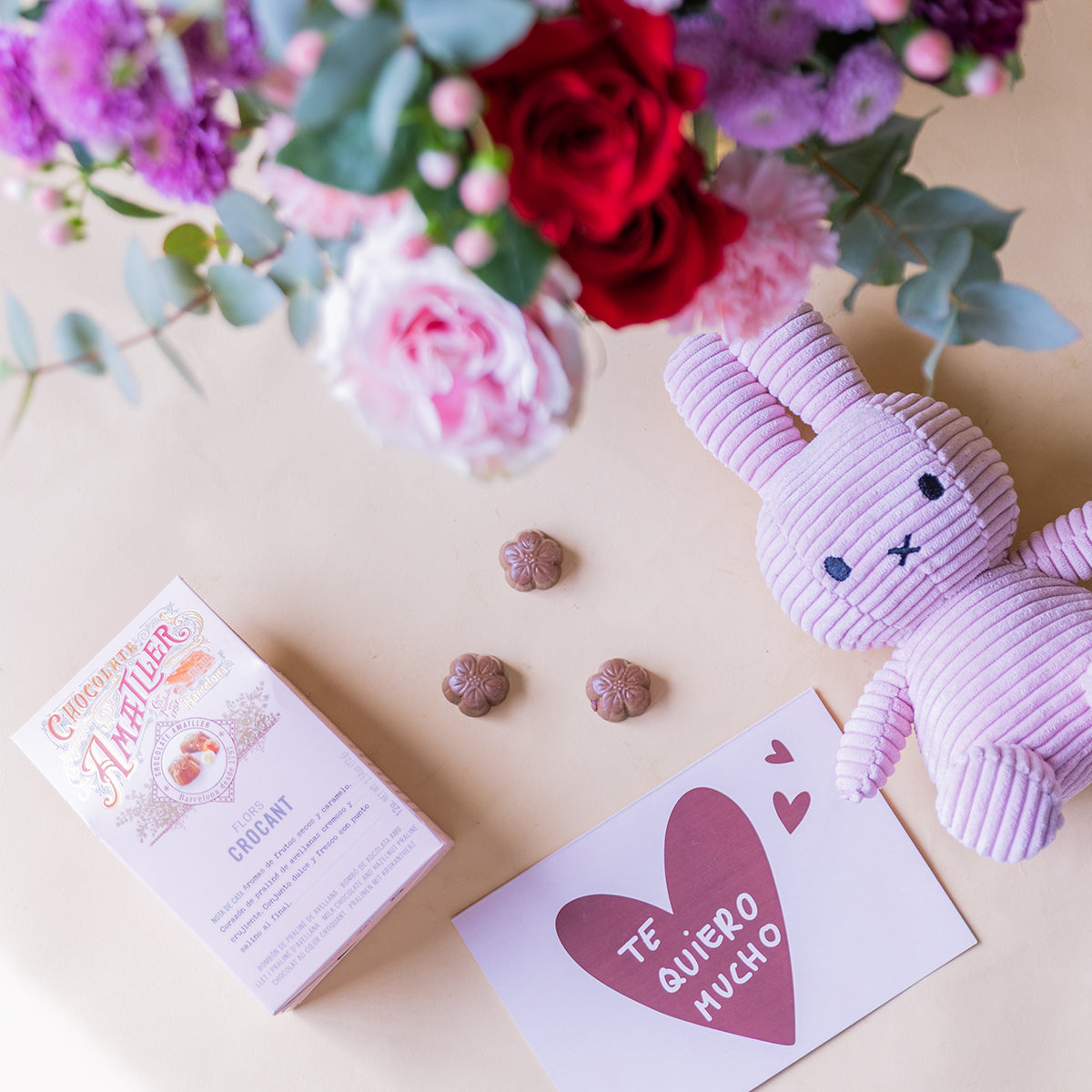 Ramo de Flores Rojas con Peluche, Bombones y Tarjeta