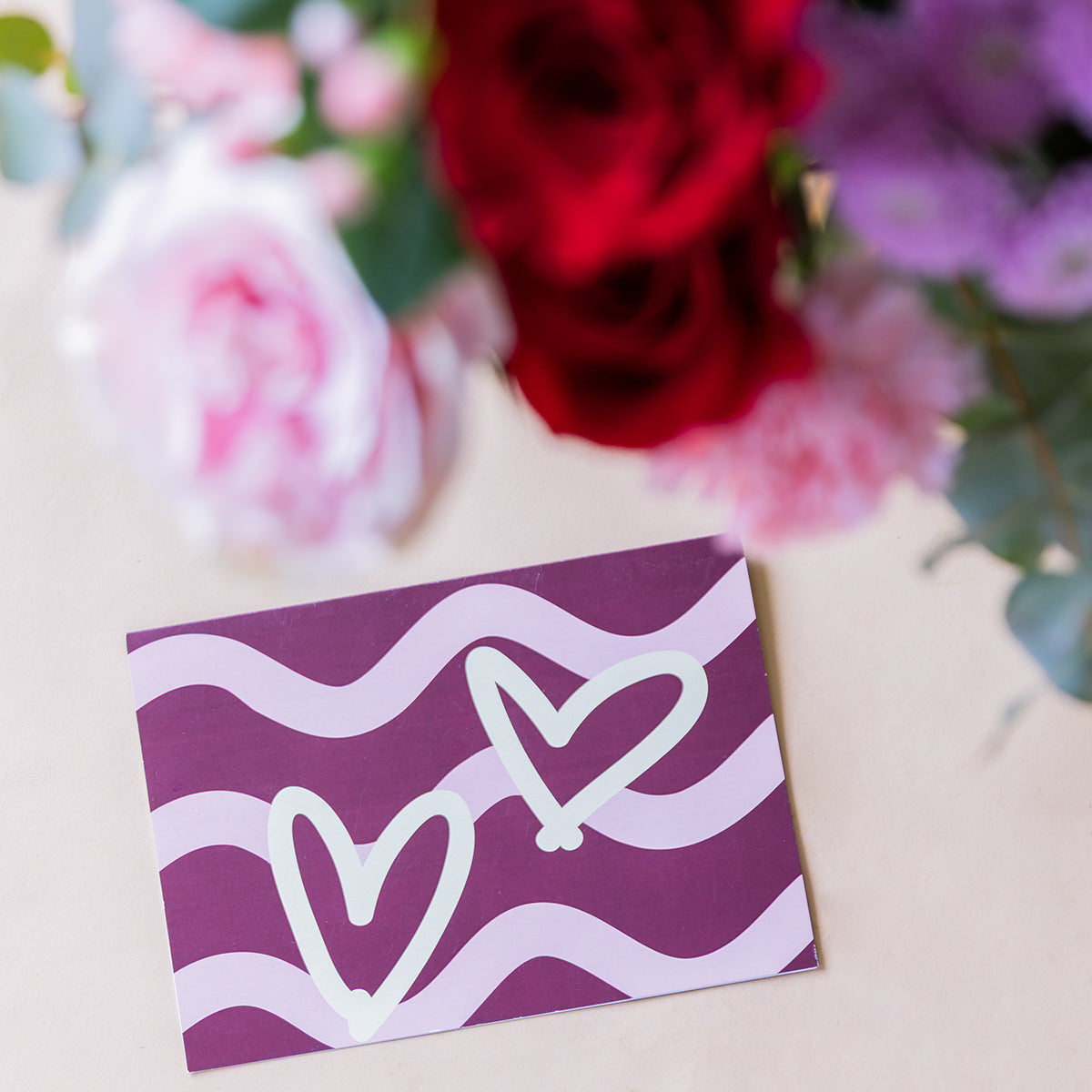 Ramo de Flores Rojas con Jarrón y Tarjeta