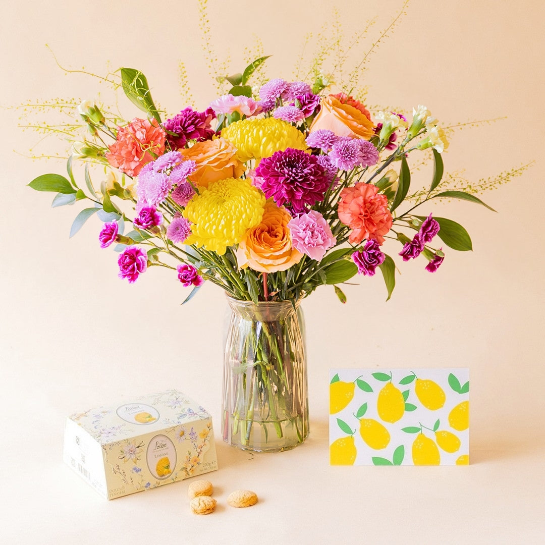 Ramo de flores coloridas com biscoitos e cartão