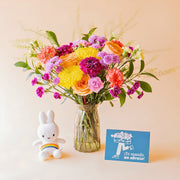 Ramo de flores coloridas de Colvin en jarrón de cristal con peluche Miffy arcoíris y tarjeta azul "¡Te mando un abrazo!"