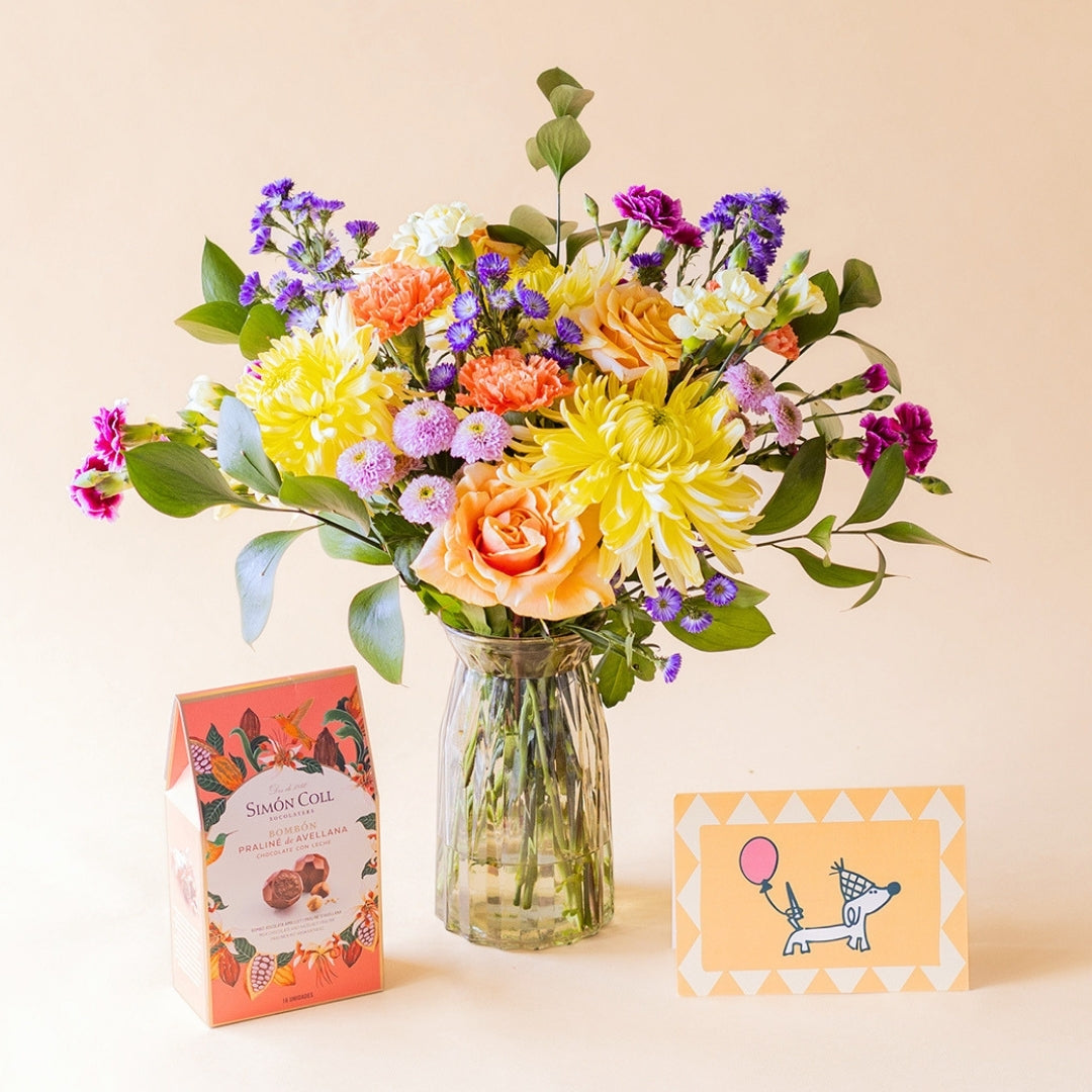 Ramo de flores coloridas con bombones y tarjeta