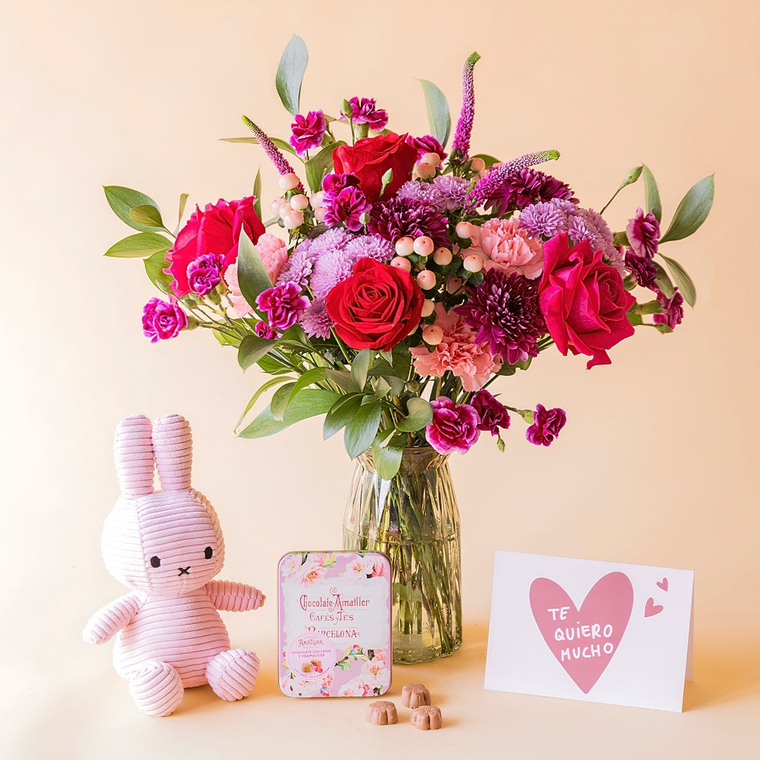 Ramo de Flores Vermelhas com Peluche, Bombons e Cartão
