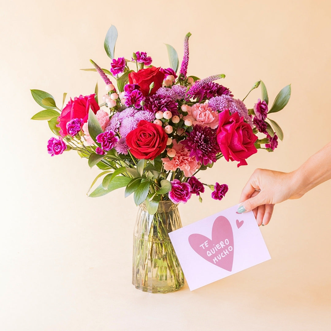 Ramo de Flores Vermelhas com Jarra e Cartão