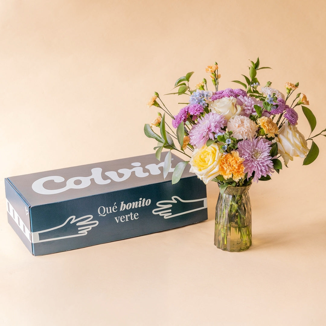 Ramo de flores pastel en jarrón junto a caja de envío Colvin - regalo nacimiento bebé