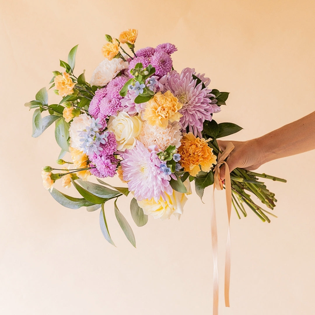 Ramo de flores pastel con crisantemos, rosas blancas y claveles para regalo de nacimiento - Colvin